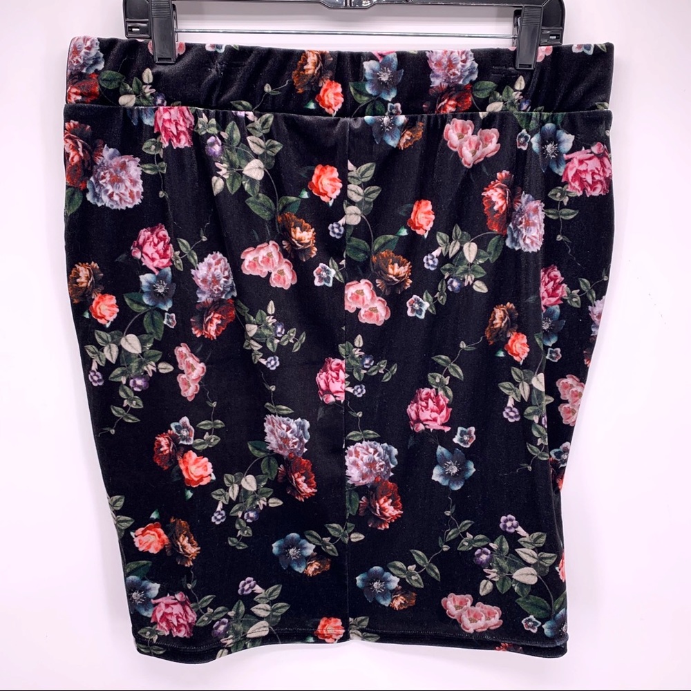 Torrid Black Floral Velour Mini Skirt Size 2 (2X)